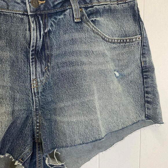 Brand New Wild Fable Women's Size 12 Distressed Medium Wash Curvy Fit Shorts - Picture 3 of 9
